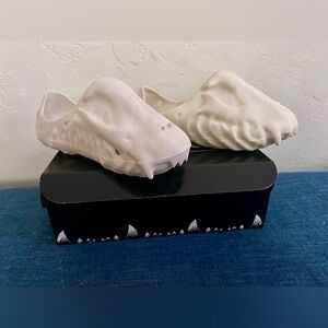 RARE FOSSIL-X JAGUAR SKULL FOAM RUNNERS IN BONE MEN’S 12